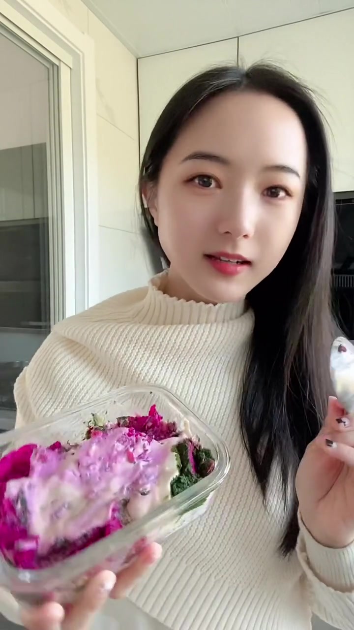 超模燕麦碗 减脂期间馋甜食的话自己diy做个蛋糕盒子呀 自己选材料就不用担心吃过量啦 酸奶