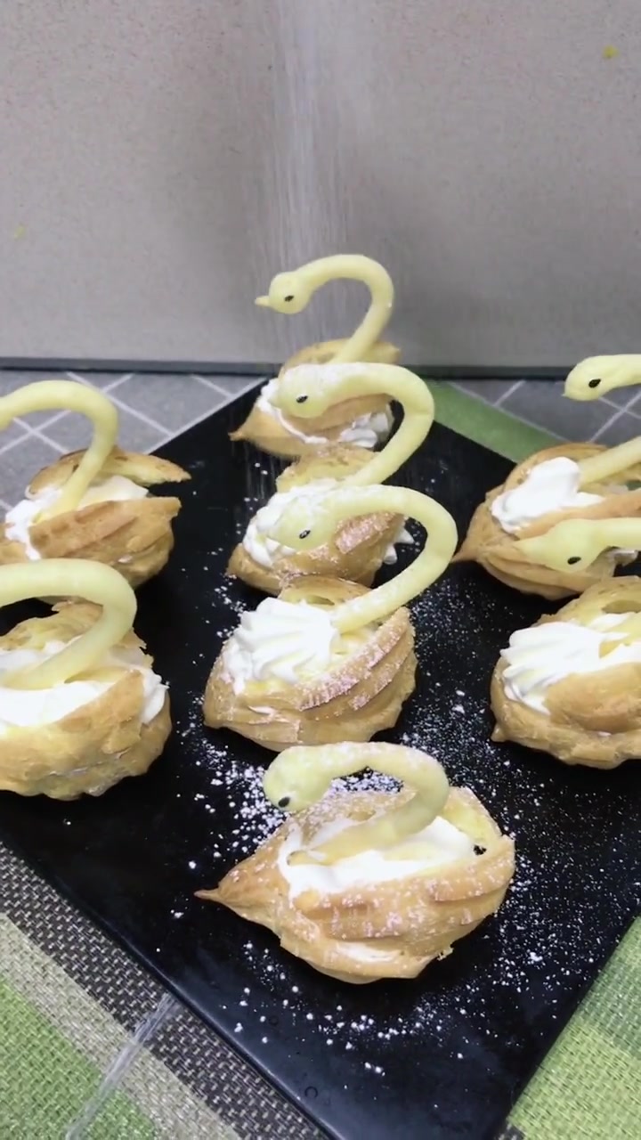 水60克,黄油28克,低筋面粉35克,糖5克,盐0.7克,蛋液65克左右。烤箱参考温度上火