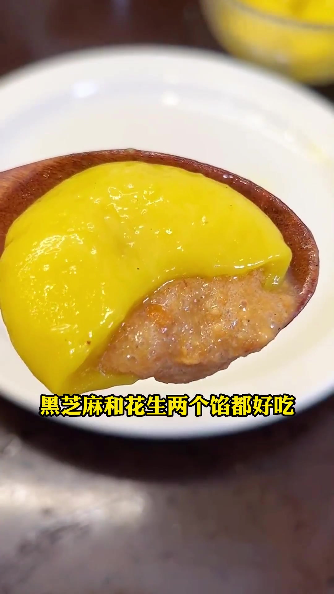 这天一凉我家就喜欢煮汤圆吃,特别是这个大黄米汤圆,个大料足,一口下去满满的馅料