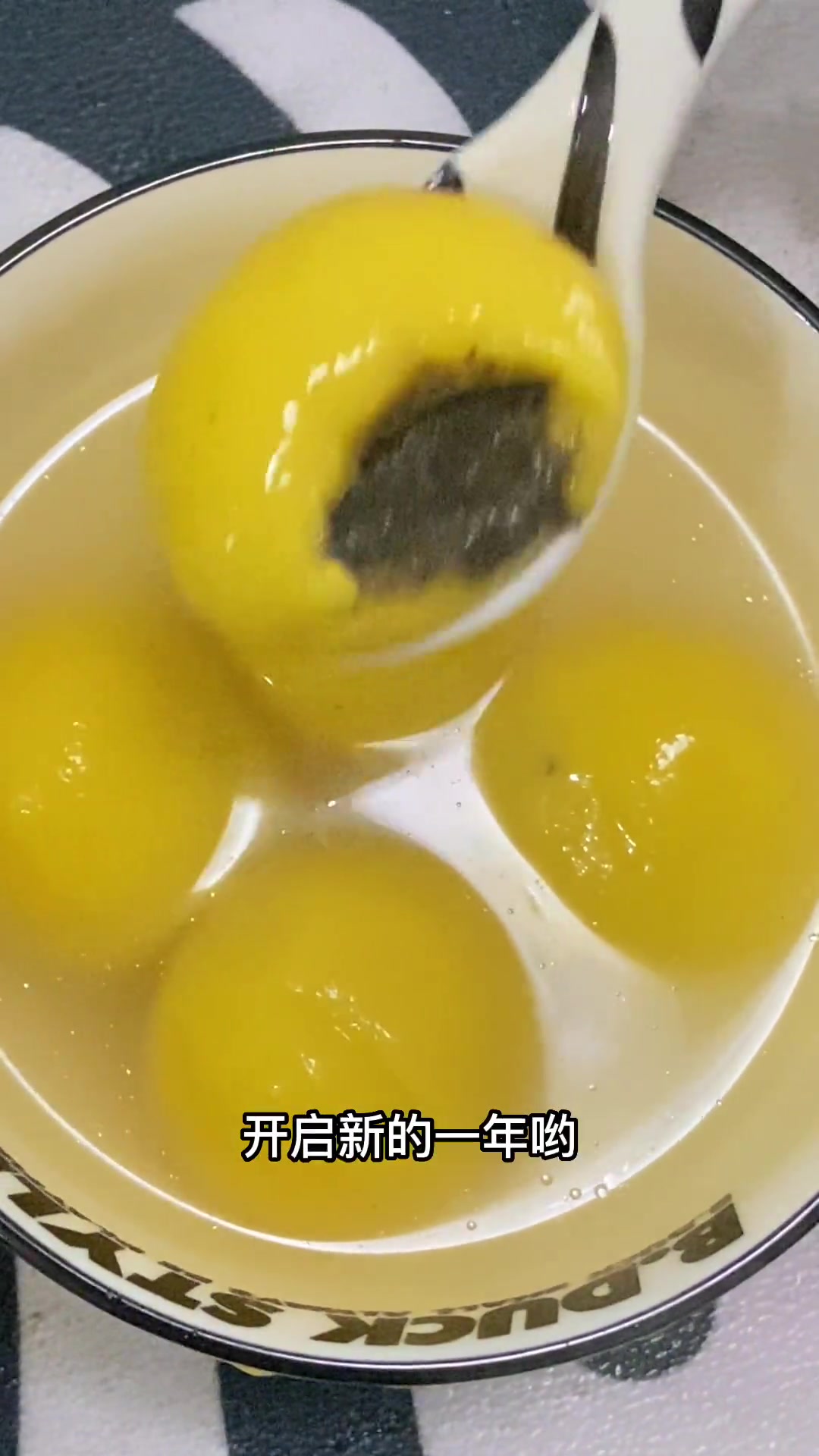 元宵节快乐!一元复始吃汤圆 思念食品 思念大黄米汤圆兔