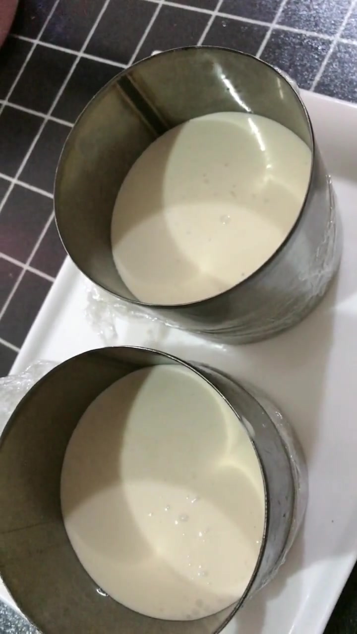 红茶粉5克,牛奶150克,吉利丁片11克,淡奶油150克,糖30克,蛋糕胚两片,珍珠适量。