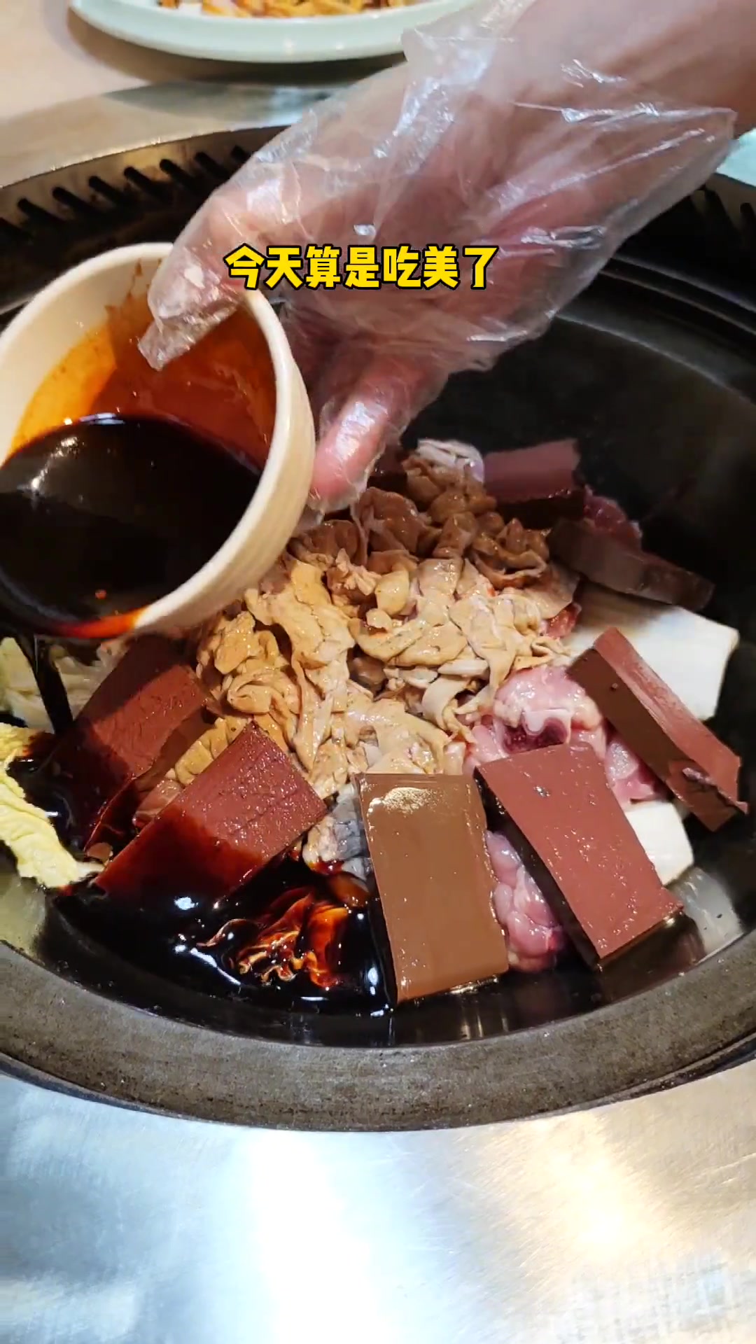 颜食生活 21分小锅炖 肥肠 听说最近肥肠卷大葱超火,那么肥肠鸡宝子们吃过没,21分小锅炖