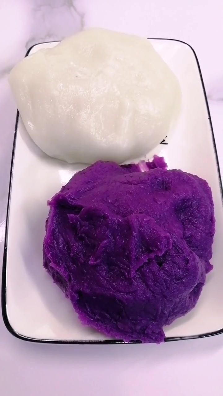 高筋粉350克,全麦粉150克,酵母六克,紫薯粉八克,鸡蛋一个,水260克和成面团发酵两倍