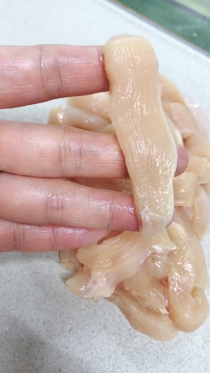 鸡牛羊猪肉都可以250克,蚝油5克,料酒8克鸡精3克,胡椒粉1.5克,酱油5克,孜然粉5克