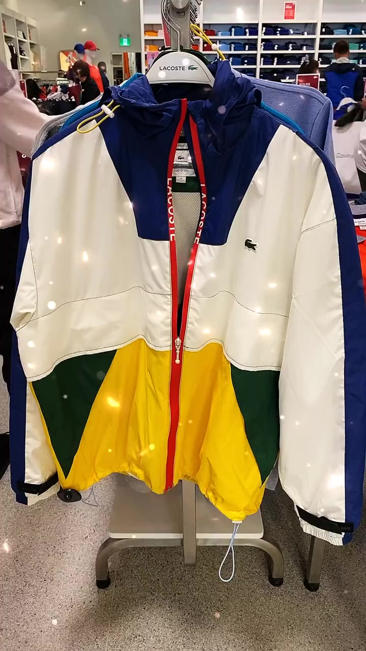 法国鳄鱼[gf]1f1e8[/gf][gf]1f1e6[/gf]专卖店,拼色风衣尽显时尚潮