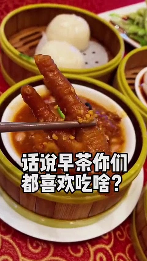 看到东北人第一次在南方喝早茶 用碟子装菜 用勺吃蛋挞 看呆了