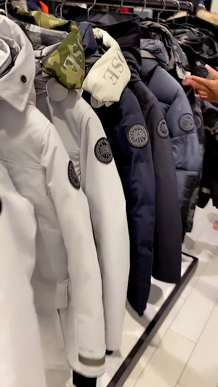 加拿大鹅羽绒服,黑标系列,趁还有毛领,且买且珍惜,毛领很快要绝迹