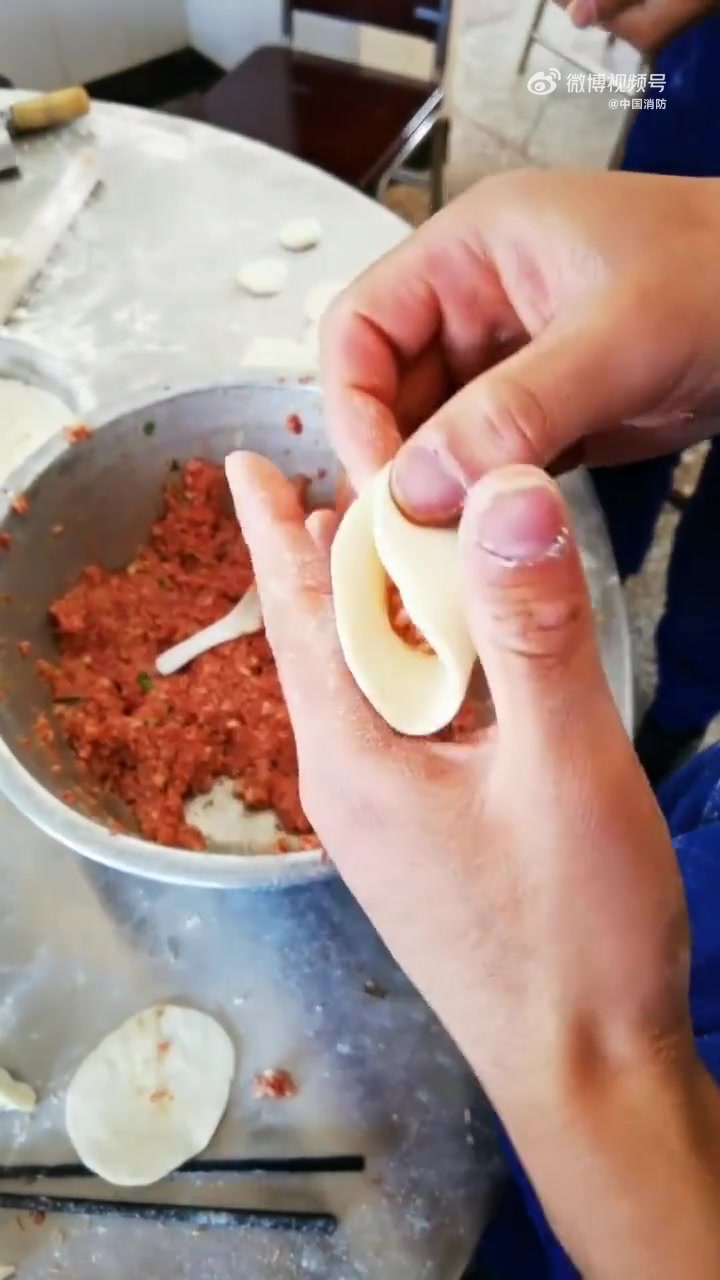早安  厨房用火不离人!蓝朋友想吃包子饺子,那必须安排啊。围坐一起,有说有笑,超专心地捏起