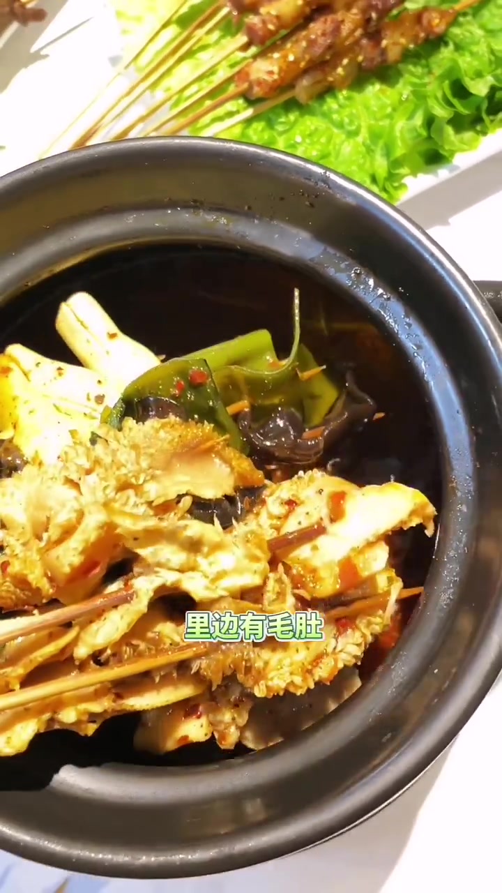 不到一百二撸一顿串,这么一大桌还有毛肚锅