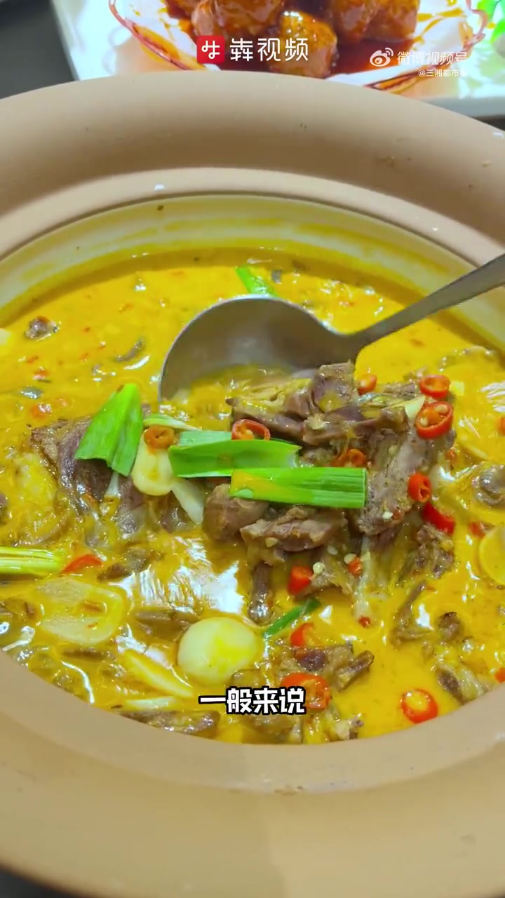 「烟火可亲 丨宝藏庭院,长株寻鲜」从名字上就能看出来,这是一家开在长沙的株洲菜馆,进门就是