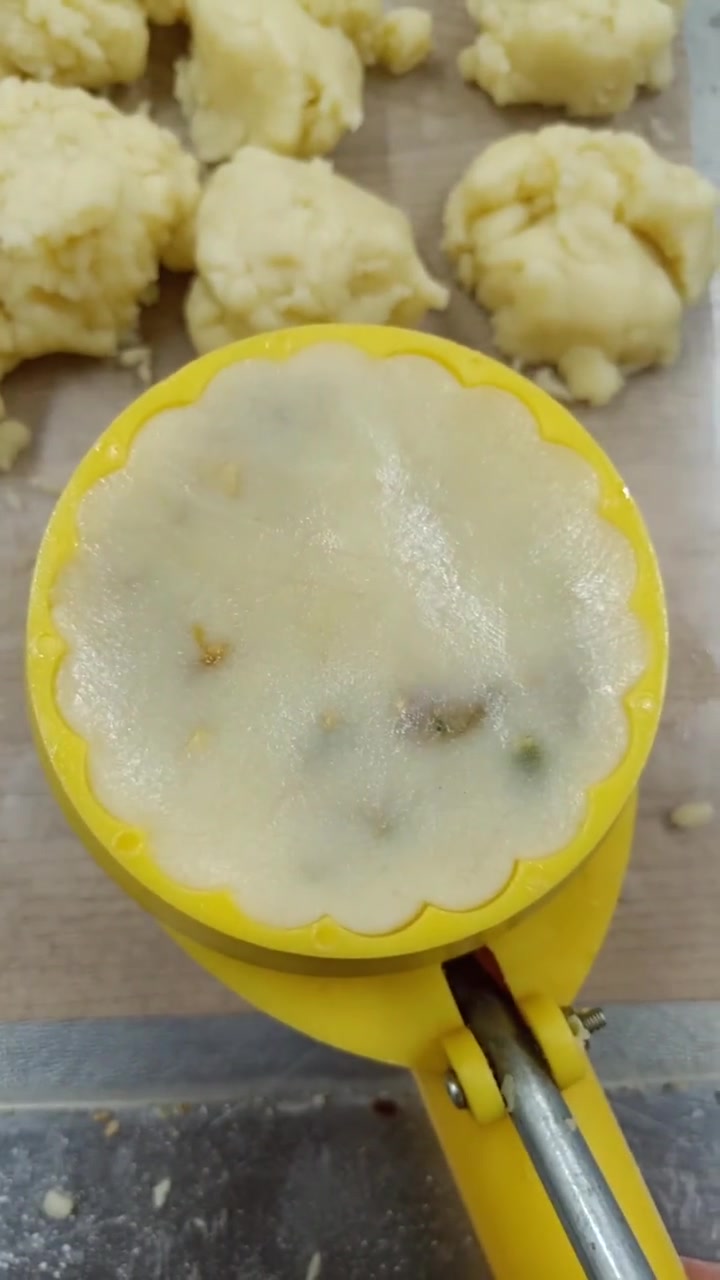 糖40克,小苏打1 .5克,蜂蜜30克,食用油60克,水30_50克左右 (调软硬),低筋