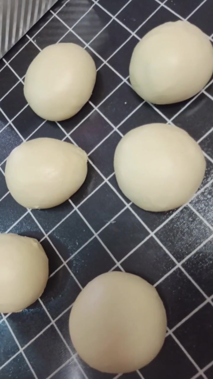 A部分。面包粉500克。糖80克。奶粉20克。酸奶150克。鸡蛋两个。水80克左右。酵母6