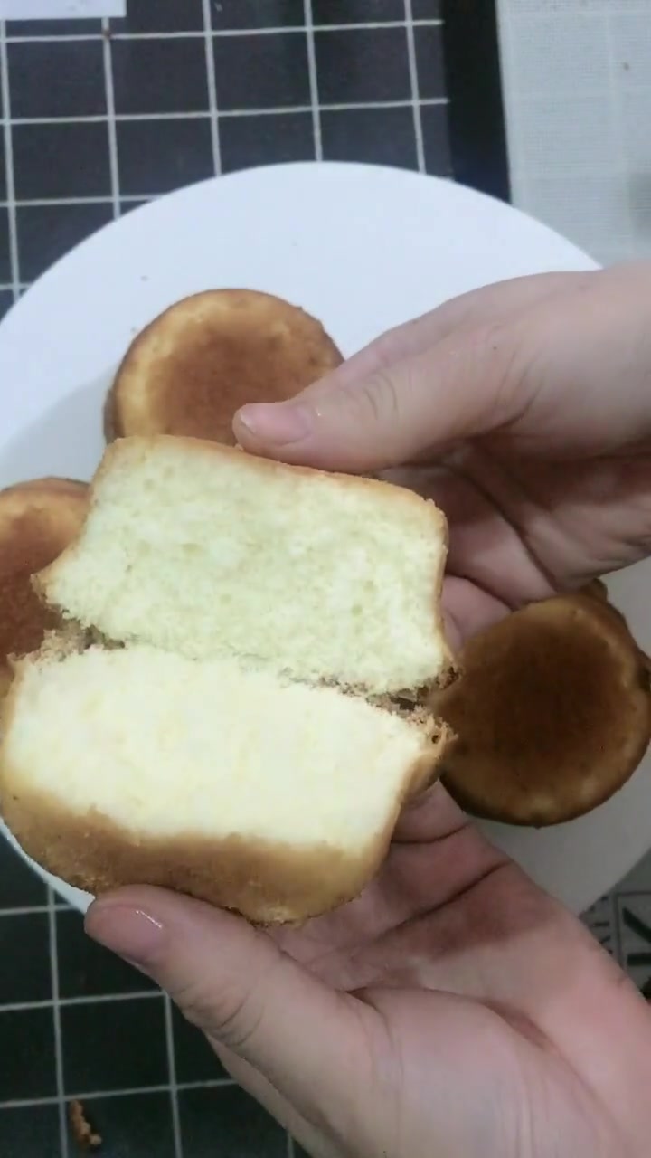 这款牛奶糯米蛋糕细腻软糯,非常好吃,没有不爱吃的,回头客杠杠滴,课程便宜、超值。不买会后悔