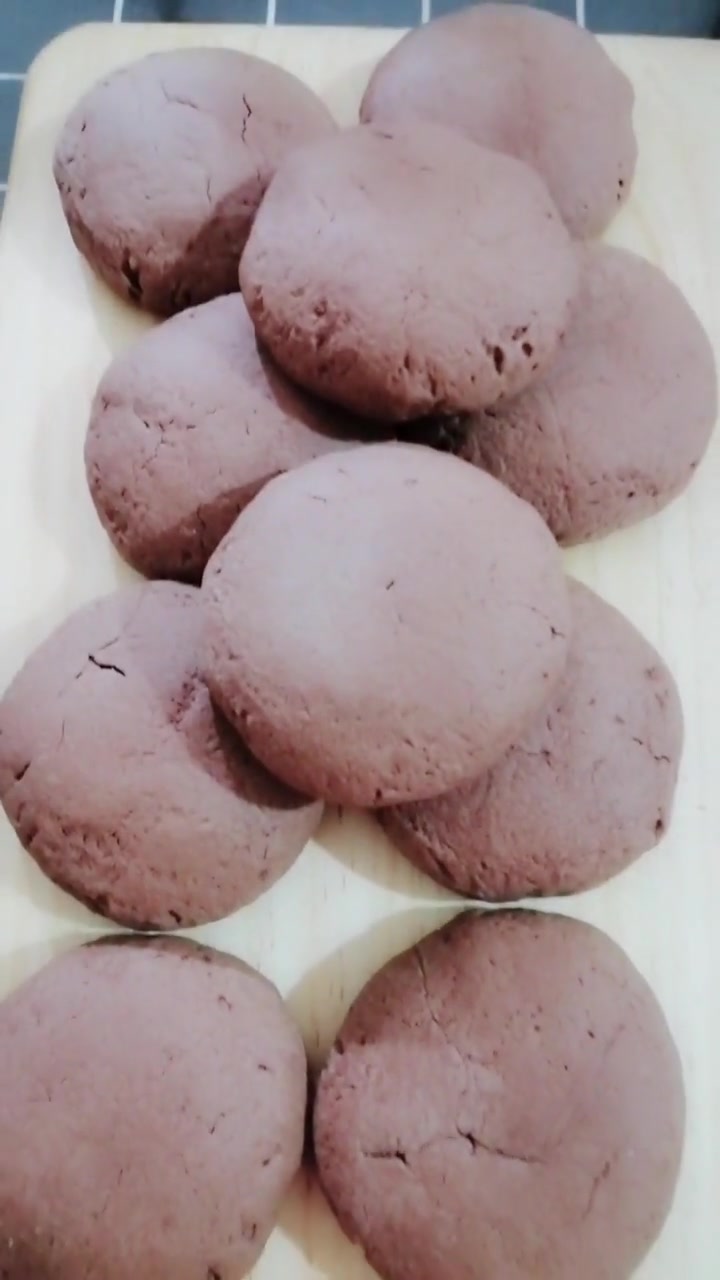 黄油60克,糖50克,鸡蛋半个,牛奶30克,低筋粉150克,左右,可可粉八克。烤箱温度上火