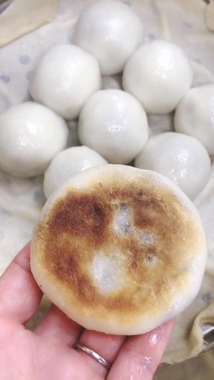 水磨糯米粉200克,普通面粉20克糖10克,85度左右的水170克左右,看面软硬,水开计算