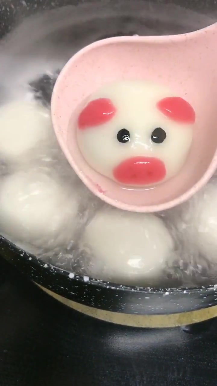 汤圆皮。水磨糯米粉150克,70-80度的水100克。汤圆馅:熟黑芝麻粉50克,熟花生粉1