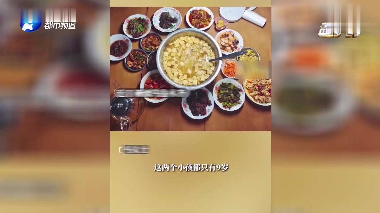 9岁两女娃玩过家家,用巴掌大玩具锅做满桌大餐,成品惊呆家人
