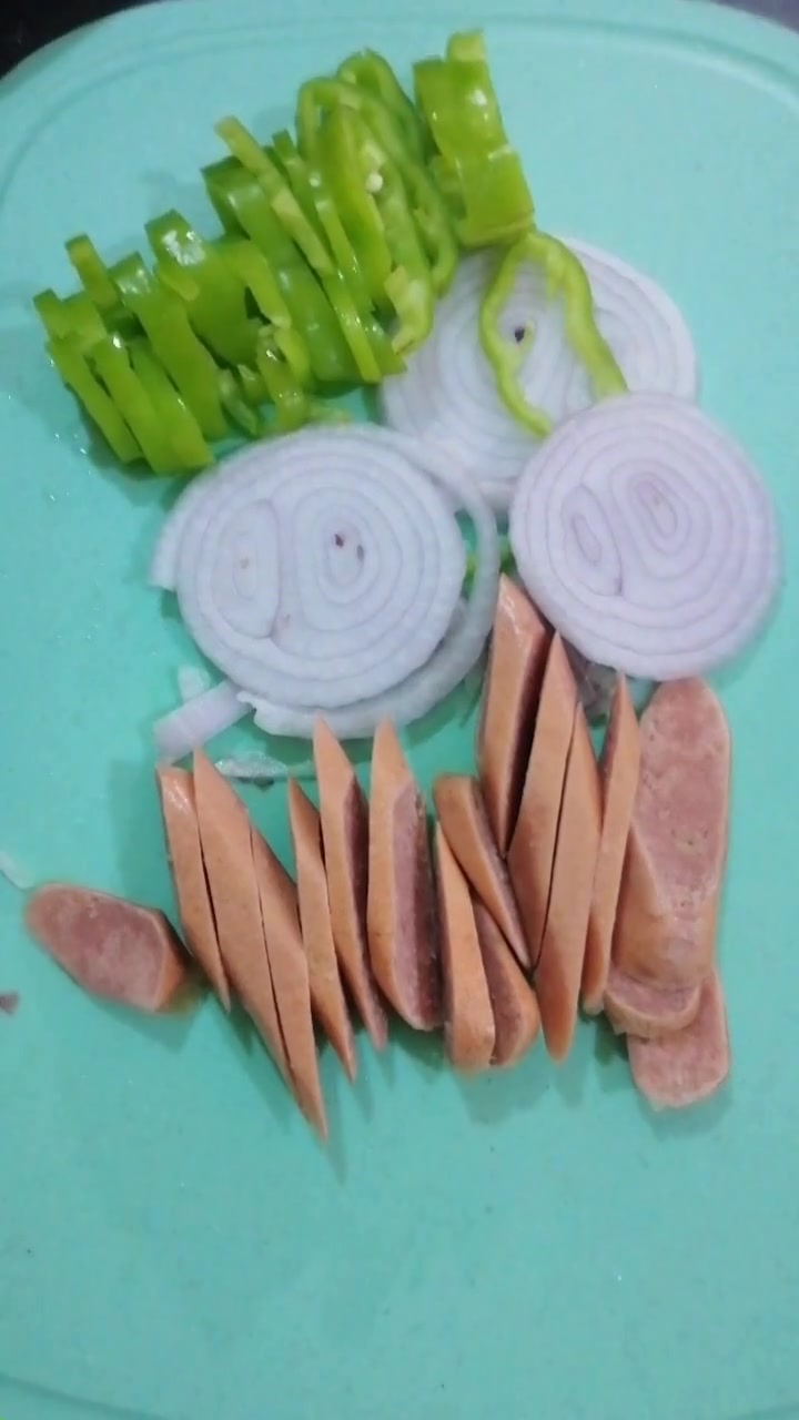 普通面粉250克,水120-130克.糖10克,奶粉10克,盐1.5克色拉油10克,酵母4