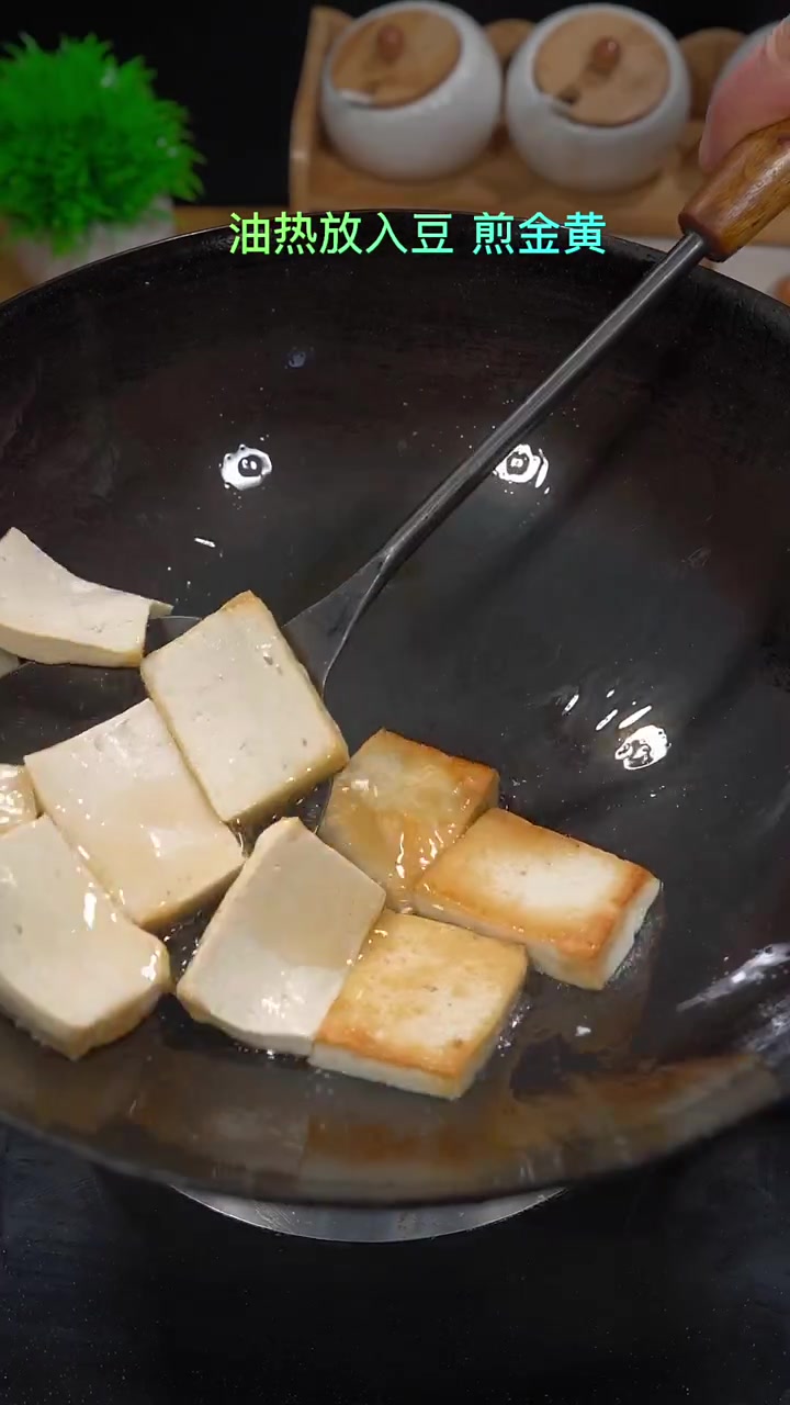 天气冷了 炒菜上桌就凉 一家人吃锅的时候到了 赶紧试试这个白菜猪肉炖粉条 满满的暖意感