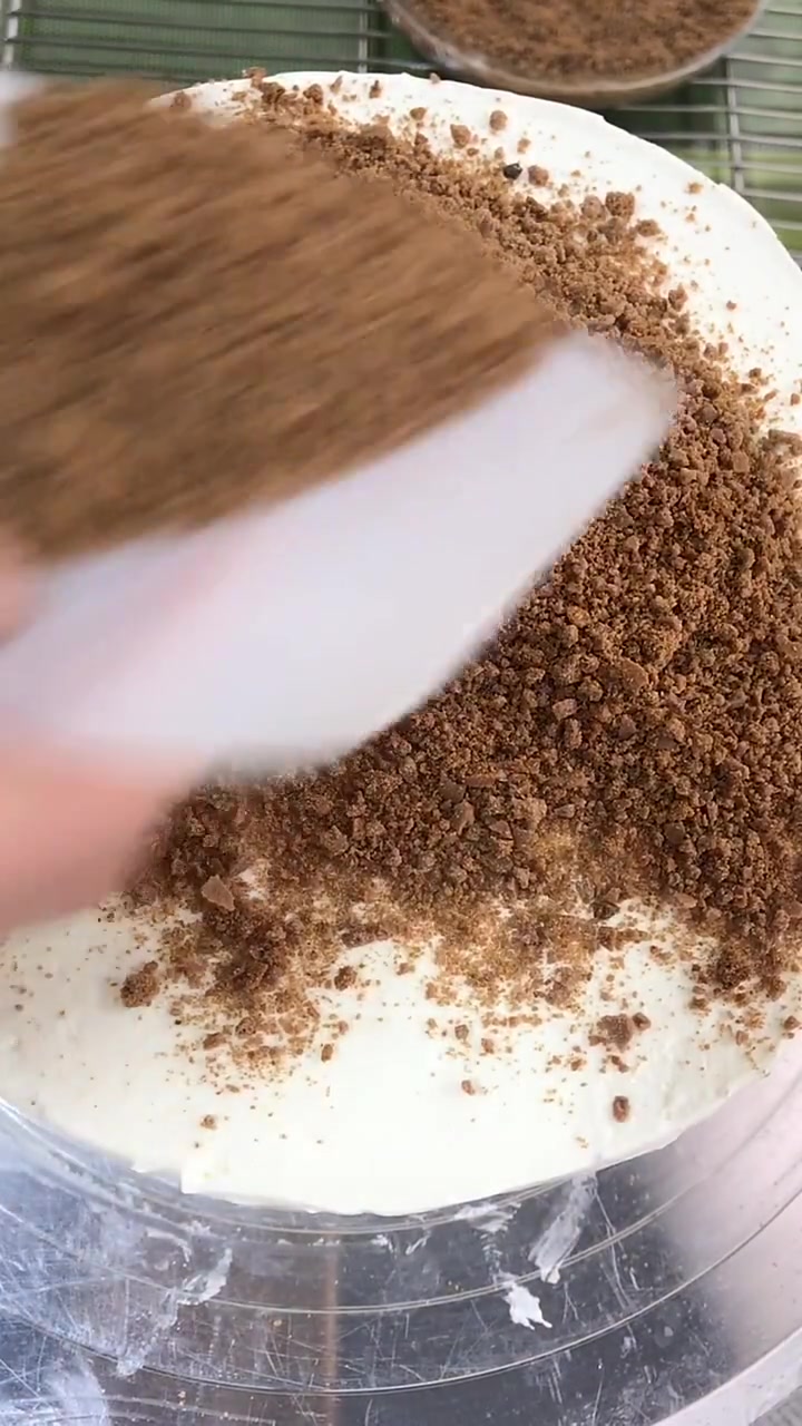 八寸提拉米苏:黄油100克糖100克,蜂蜜30克,鸡蛋两个,可可粉10克,小苏打4克,普通