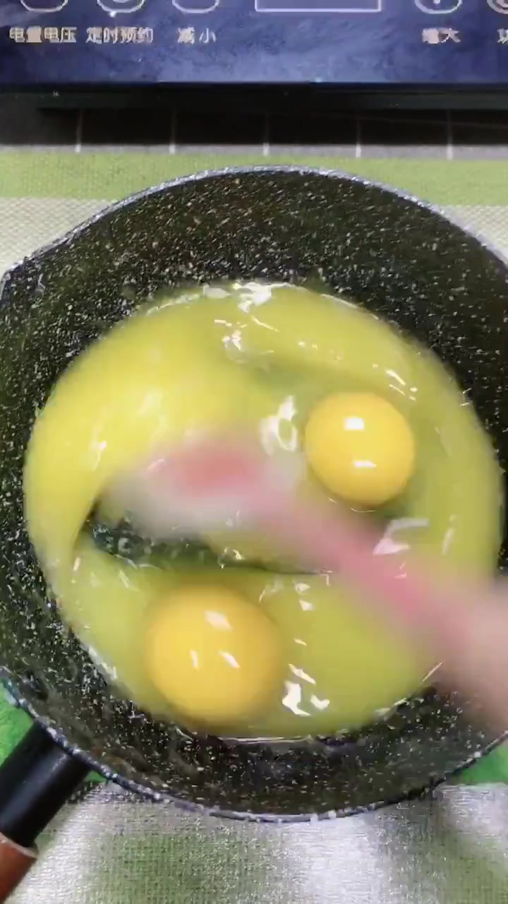 八寸:黄油100克,糖100克,蜂蜜30克。没有,蜂蜜用水代替。鸡蛋两个,可可粉10克,小