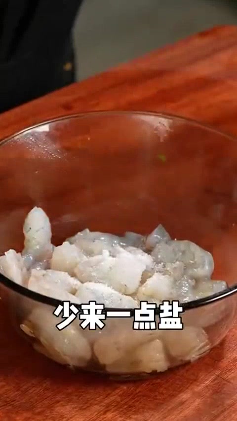 孩子爱吃的西葫芦鸡蛋饺!一口饺子一个虾仁,皮薄馅大,妈妈们赶紧收藏起来!