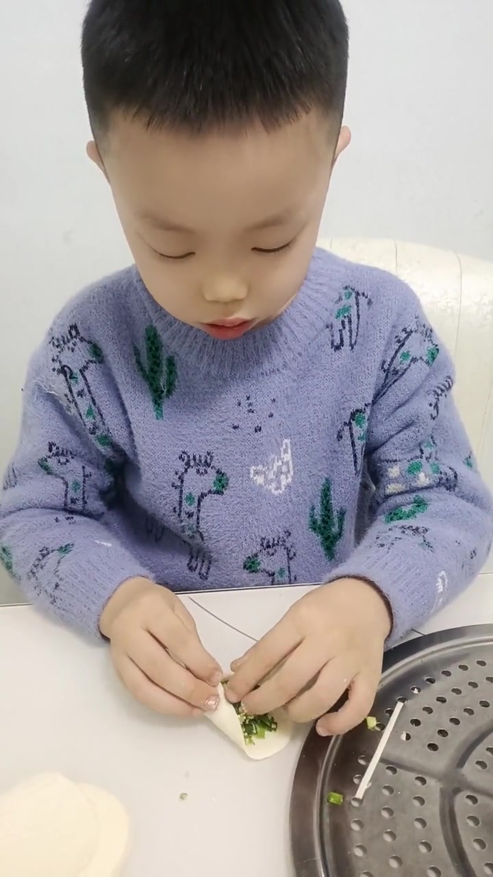 和孩子一起包饺子 认真的样子真可爱 动手能力培养 一起包饺子 动手自己做美食 爱劳动的小朋