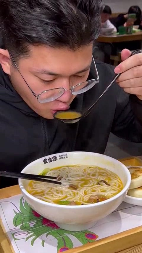 南北方人吃米线差异～你是哪种吃法?