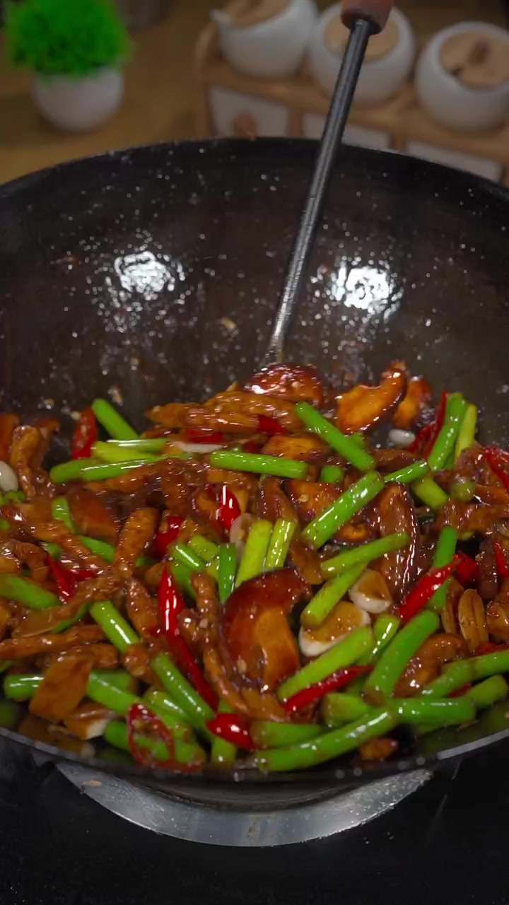 喜欢吃蒜苔香菇的宝子 可以像我这样做 色香味具全 大人小孩都喜欢