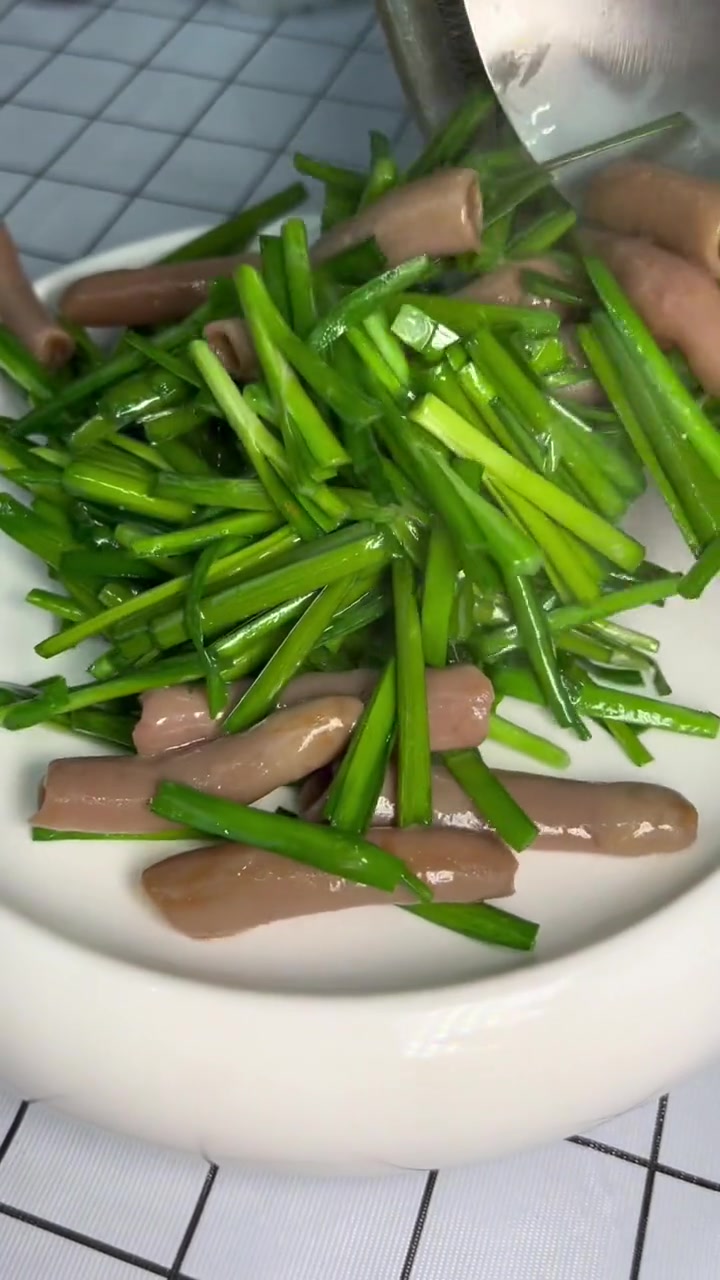 春天里的头刀韭菜配上大连人餐桌离不开的海鲜 韭菜炒海肠 简单好做鲜上加鲜,让我们一起来开启