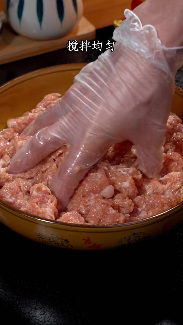 在广东用蒜蓉无论是蒸排骨,还是蒸肉饼,都特别有一手,蒜香味浓郁,好吃又下饭 肉饼 蒜蓉 家