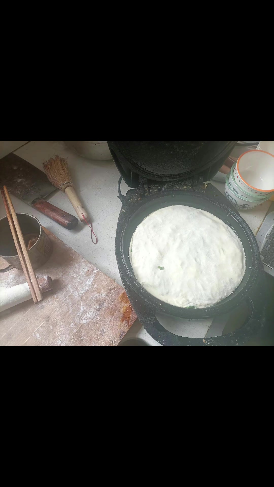 还是家常饭香,韭菜菜盒配一碗香菜酸汤柳叶汤面。