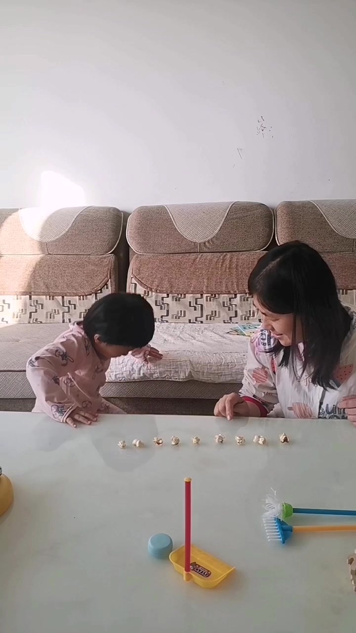 带宝宝用英文数数字,宝宝忍不住吃起了爆米花,小吃货一枚