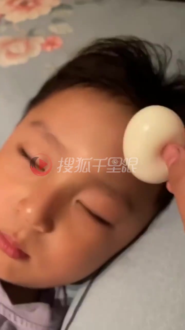 「妈妈 煮溏心蛋给孩子消肿蛋黄液漏满头:怕吵醒孩子也没给洗,到学校老师给洗了「笑哭」」2月