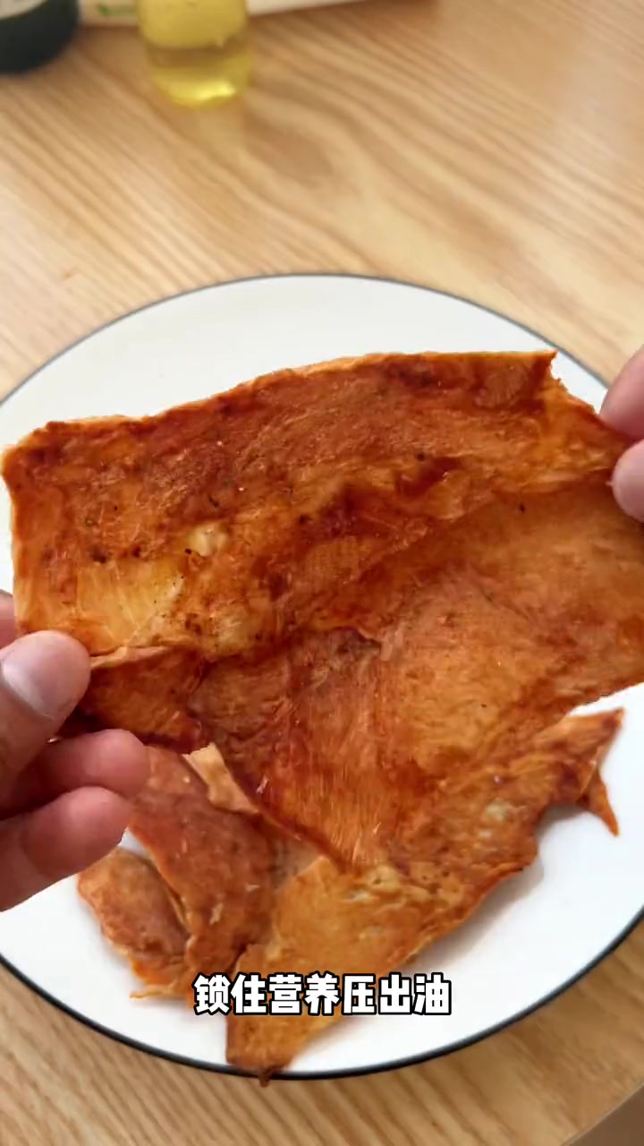 低卡博士 家的 鸡胸肉干,一袋热量只有82卡,嚼起来嘎嘣脆,越嚼越香!好吃推荐 低卡零食