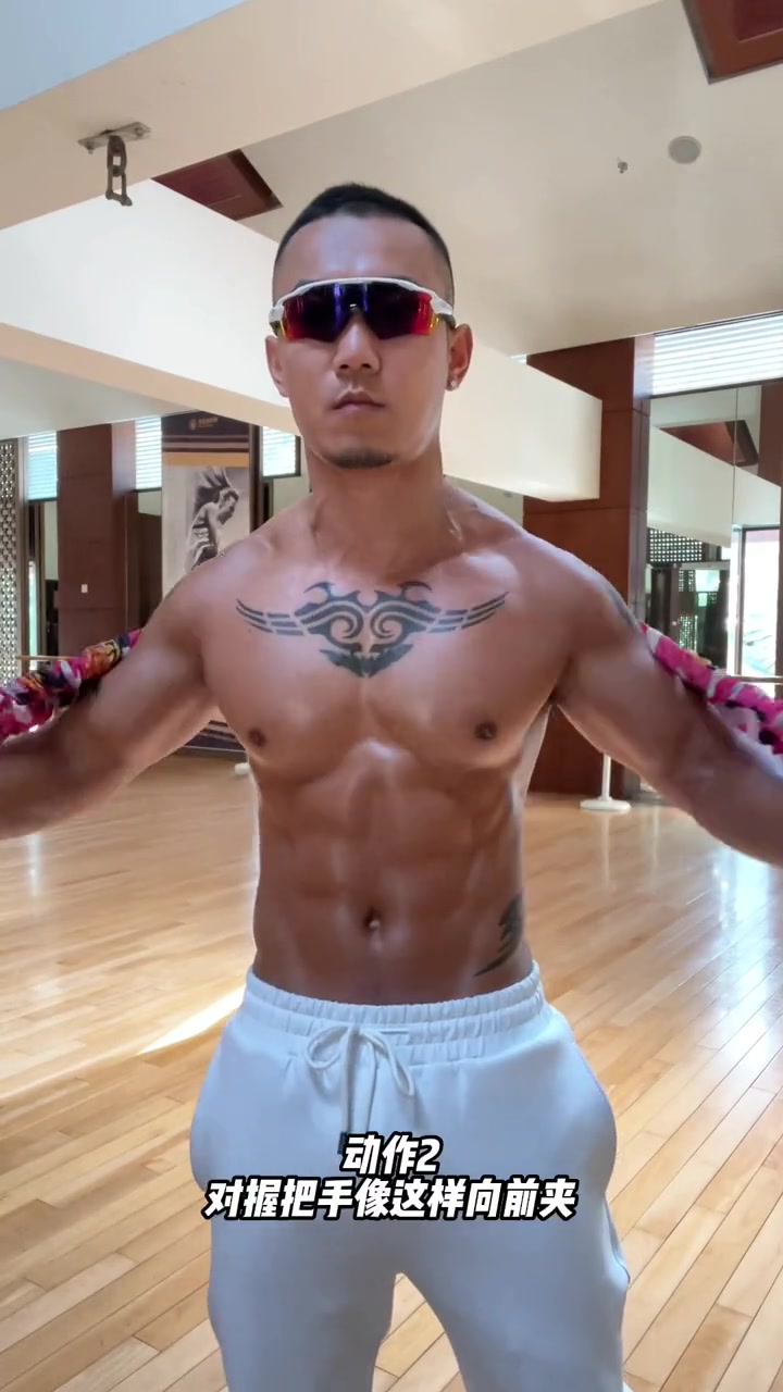 自然健身 肌肉型男 居家练胸,这套动作就够了 怎么锻炼胸肌 胸肌训练
