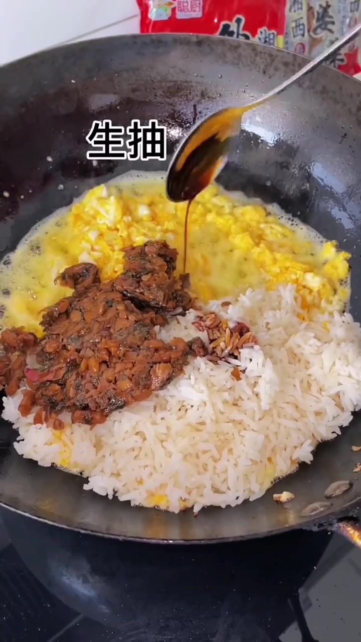 在湖南,有种下饭菜叫外婆菜,用梅干菜萝卜丁干豆角炒制的,炒鸡蛋拌米饭都很好吃,还可以下粥夹