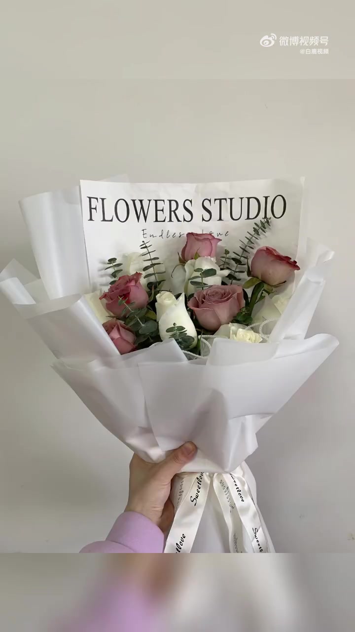 「单身女子收到爸爸送的玫瑰花「心」情人节的仪式感是爸爸给的」为了不让女儿情人节感到失落,情