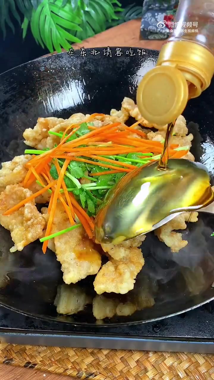 这道锅包肉 自己在家做一点也不难!(来源:美食菜谱养生视频榜)