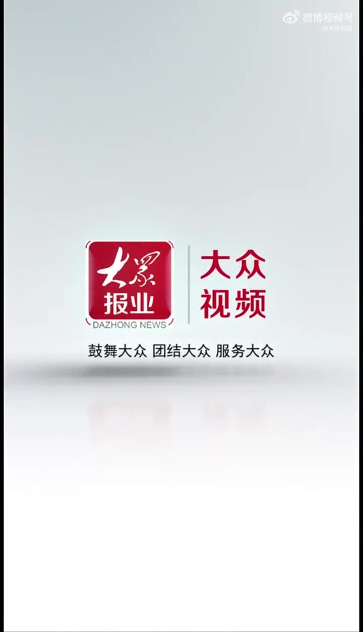 「旅客违规携带火腿入境被海关查获」近日,青岛胶东机场海关旅检现场查获旅客违规携带整只火腿入