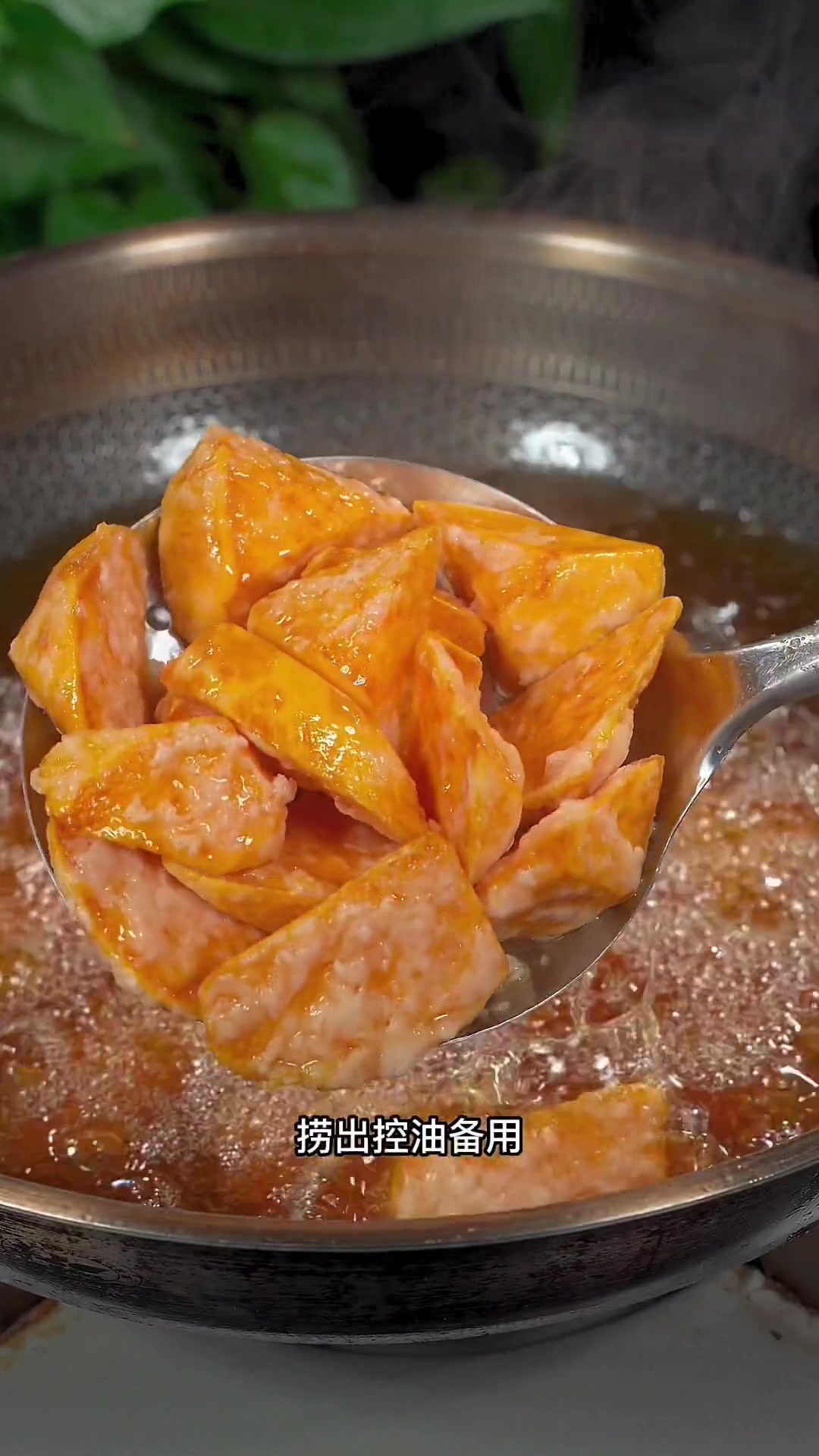 把地瓜和粉丝放进油锅里炸一炸出锅居然这么好吃来一看看我是怎么做的吧?雪花地瓜 心动美食清单