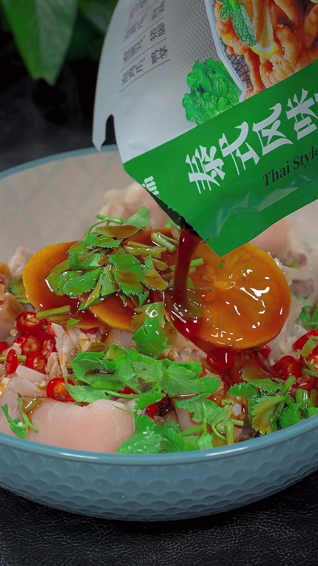 很多人把猪脚买回来不是红烧就是清炖都吃腻了,下次就像我这样做一个柠檬猪脚酸爽开胃 酸辣柠檬