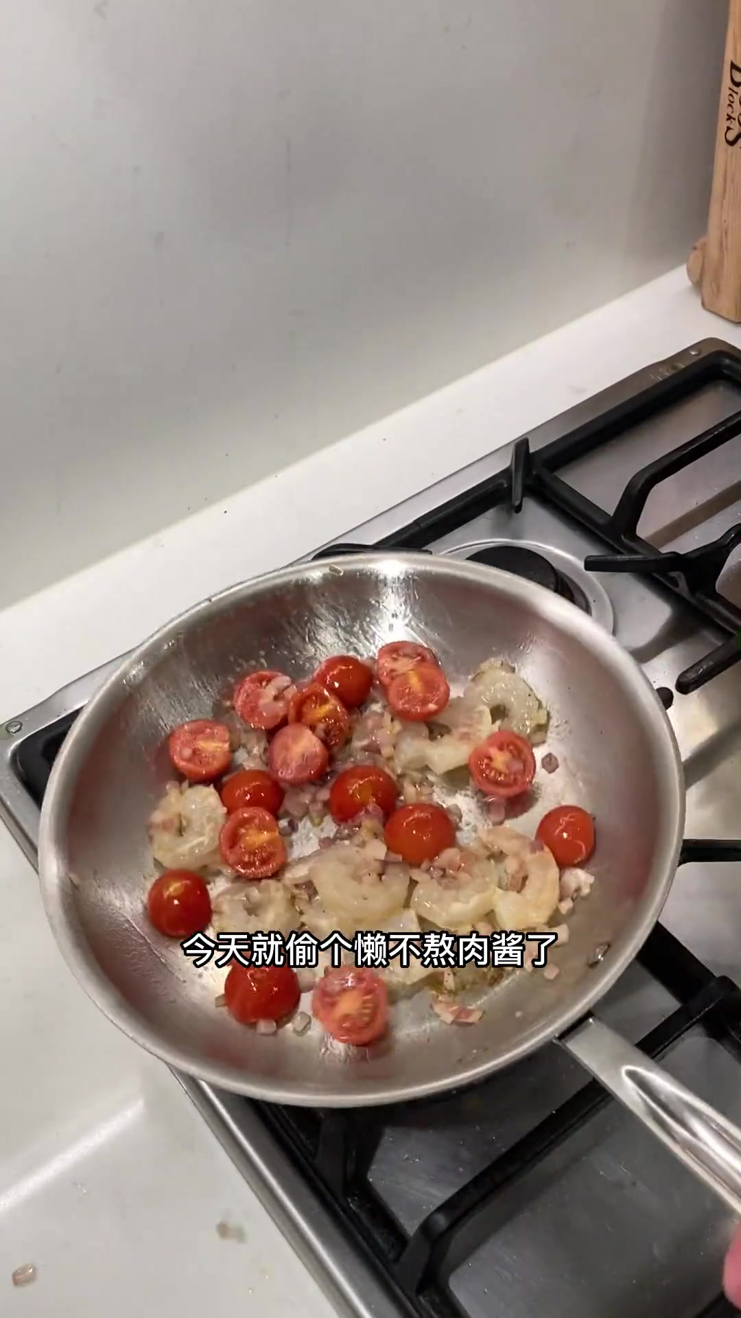 在家跟小雨的烛光晚餐,静静享受两个人的空闲时刻,准备了惠灵顿战斧牛排搭配空刻意面