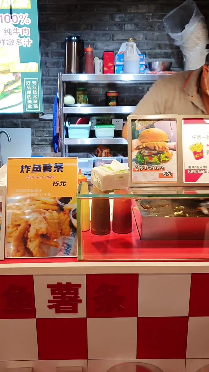 在长兴里美食街,发现一家汉堡烤肉饭店。售卖的芝士牛肉汉堡非常好吃,有机会尝尝很不错