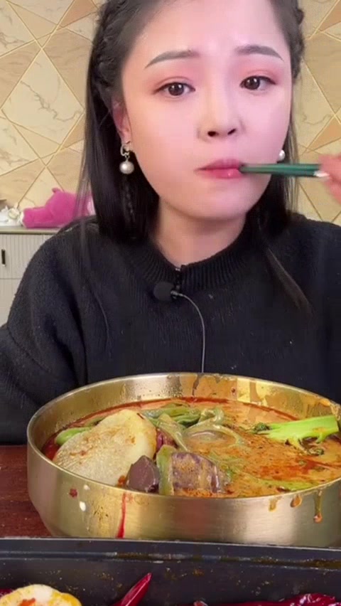 小鱼直播间展示爱心甜点,爱心砸进火锅,蛋糕翻车暗示情人节泡汤