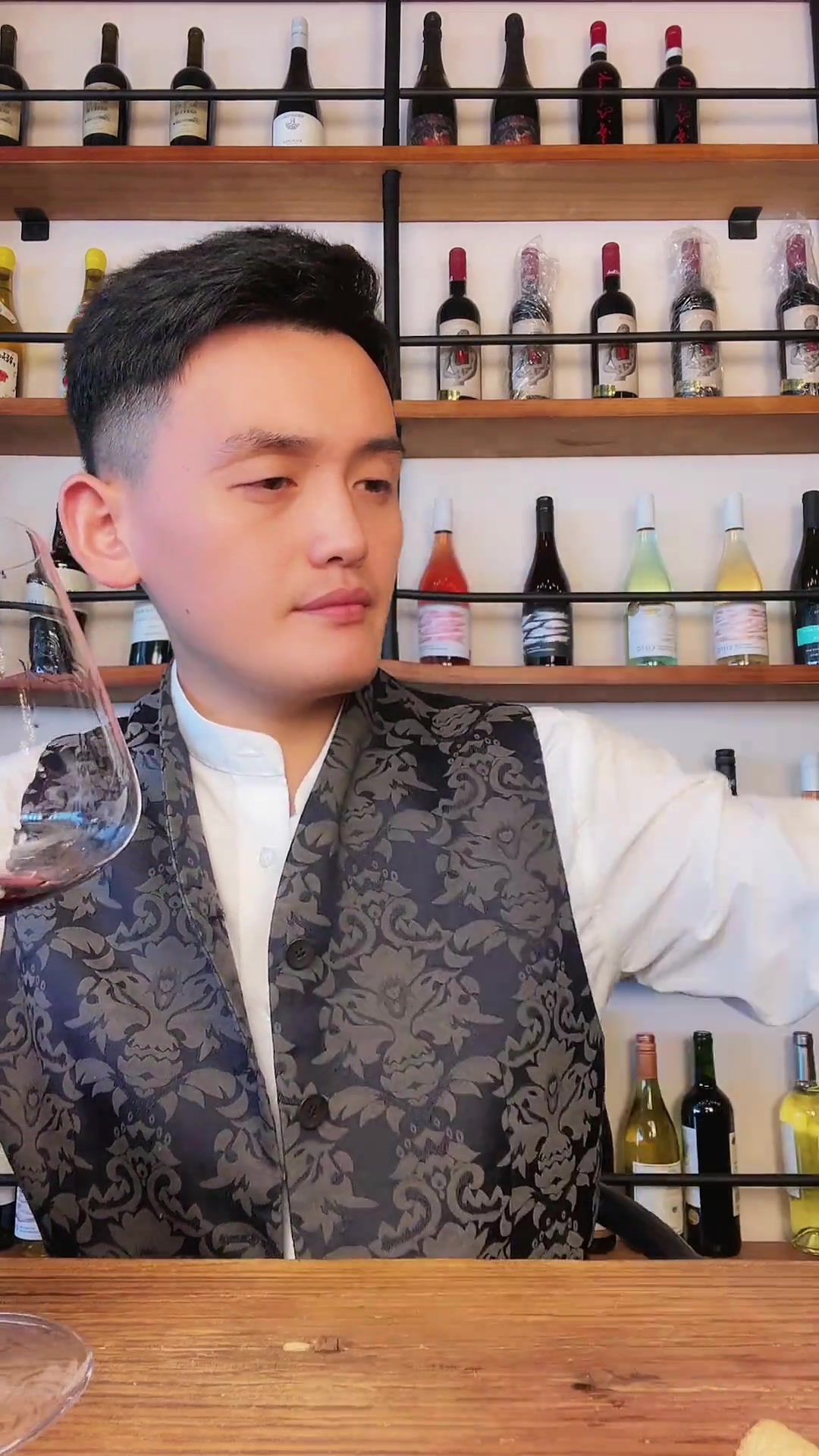 闻着奶奶的葡萄酒,有没有喝过葡萄酒 红酒 品酒 酒 内容过于真实