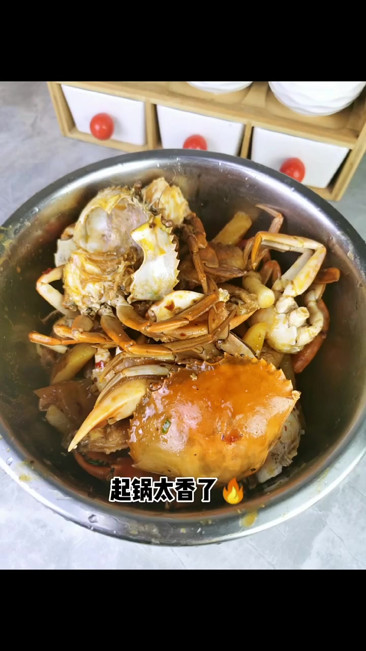 又到了吃蟹的季节,这个家庭版肉蟹煲要安排上,太过瘾了!准备材料:螃蟹(最好是肉蟹)、鸡翅(