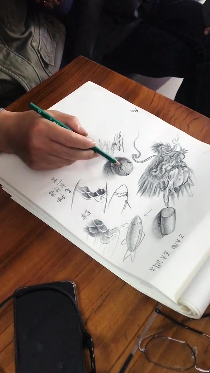 教学员画素描关系的应用,如何应用到画鱼和龙上