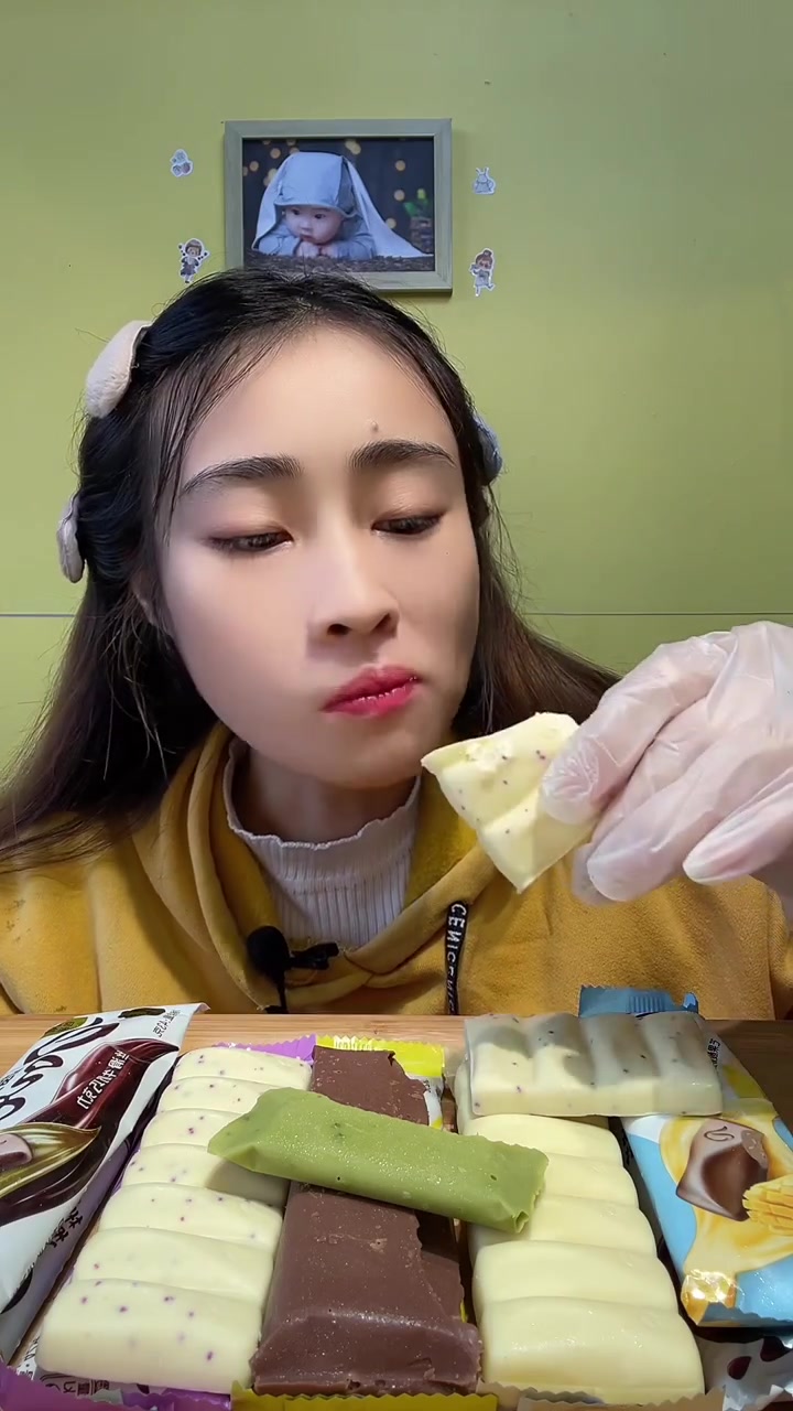 姐妹们早上好啊!我来了,粉丝点的巧克力来了,冰镇的好脆啊!你们哪里德芙巧克力几块