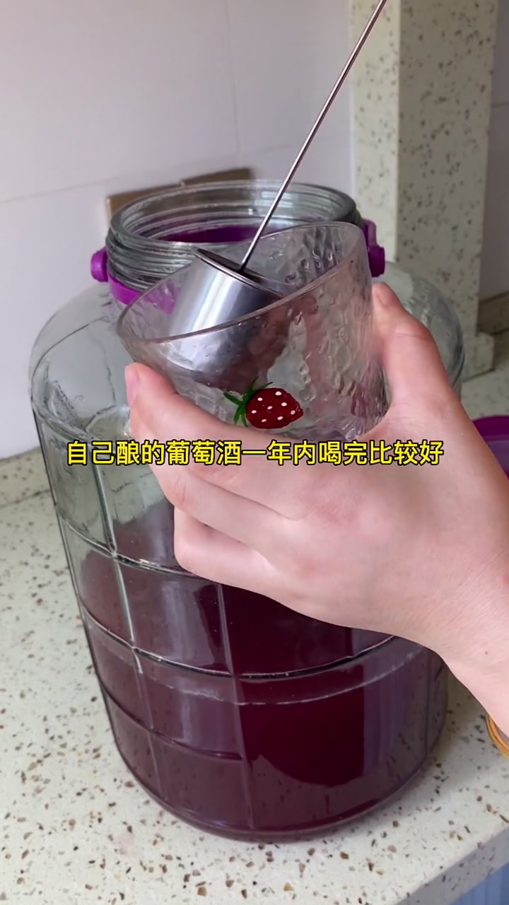 上次做的葡萄酒已经发酵好了,大家等的比较着急,今天发后续给你们,葡萄酒味道很好